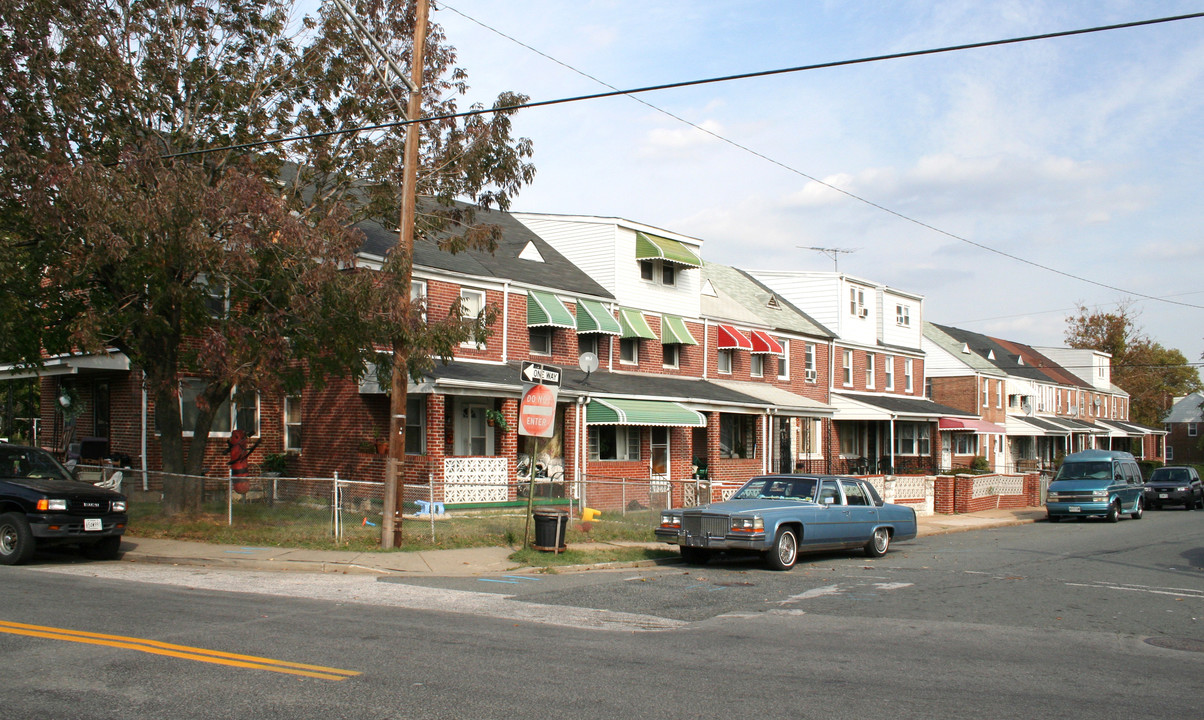 100-126 Chestnut St in Dundalk, MD - Building Photo