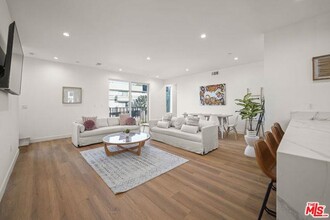 13696 Woodman Ave in Los Angeles, CA - Building Photo - Building Photo