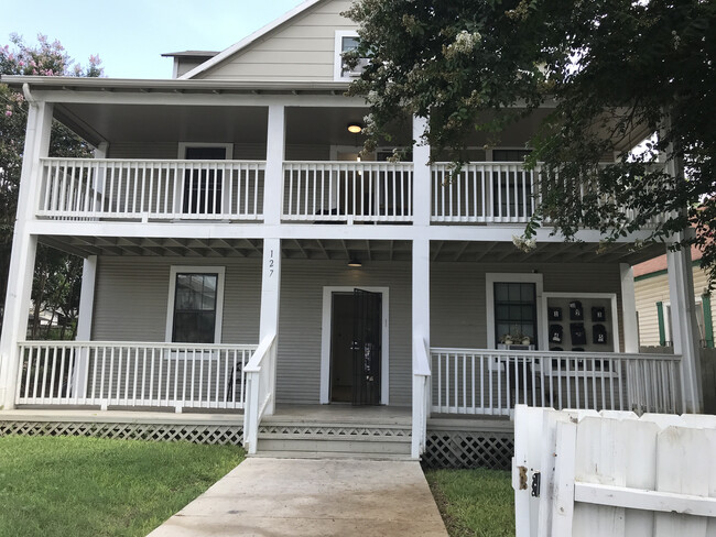 127 Sandmeyer St in San Antonio, TX - Foto de edificio - Building Photo