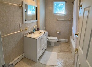 136 Briarheath Ln in Clark, NJ - Foto de edificio - Building Photo