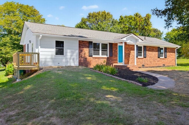 235 Lakecrest Rd in Eden, NC - Building Photo - Building Photo