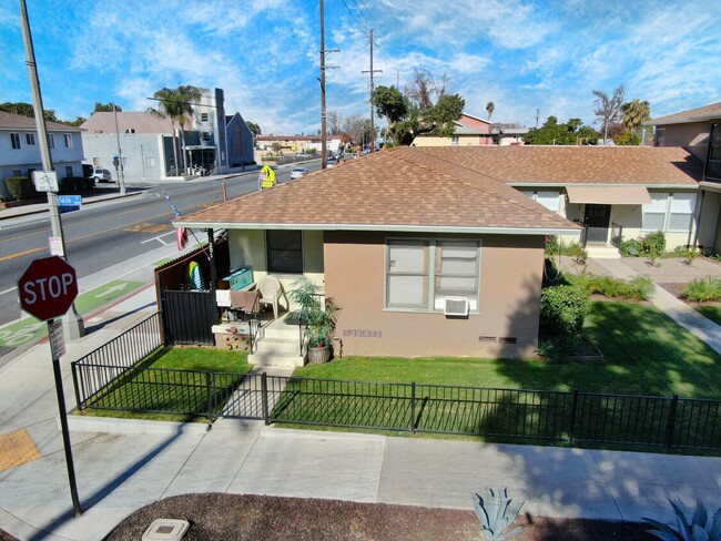 1207 E 56th St in Long Beach, CA - Foto de edificio - Building Photo