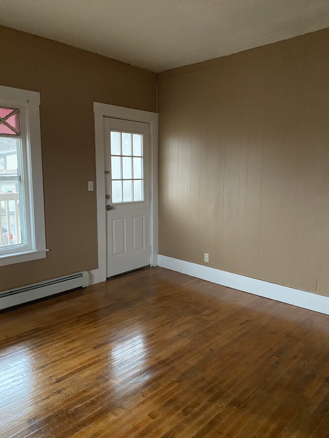 581 Rockingham St, Unit Second Floor in Berlin, NH - Foto de edificio - Building Photo