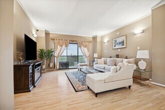 661 Bering Dr in Houston, TX - Building Photo - Building Photo