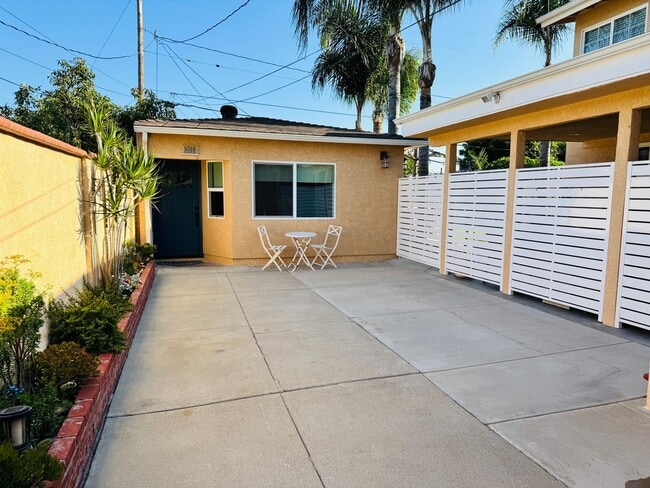 property at 1018 W Maple Ave