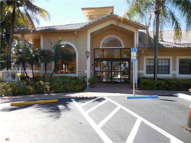 351 Palm Way in Pembroke Pines, FL - Foto de edificio - Building Photo