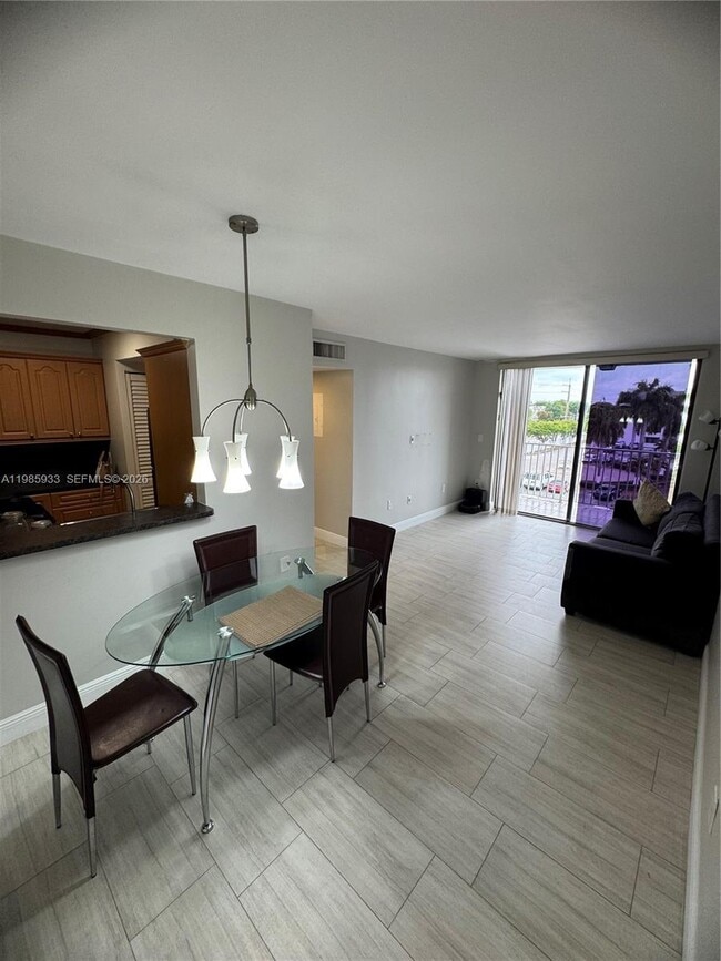 8075 NW 7th St in Miami, FL - Building Photo - Building Photo