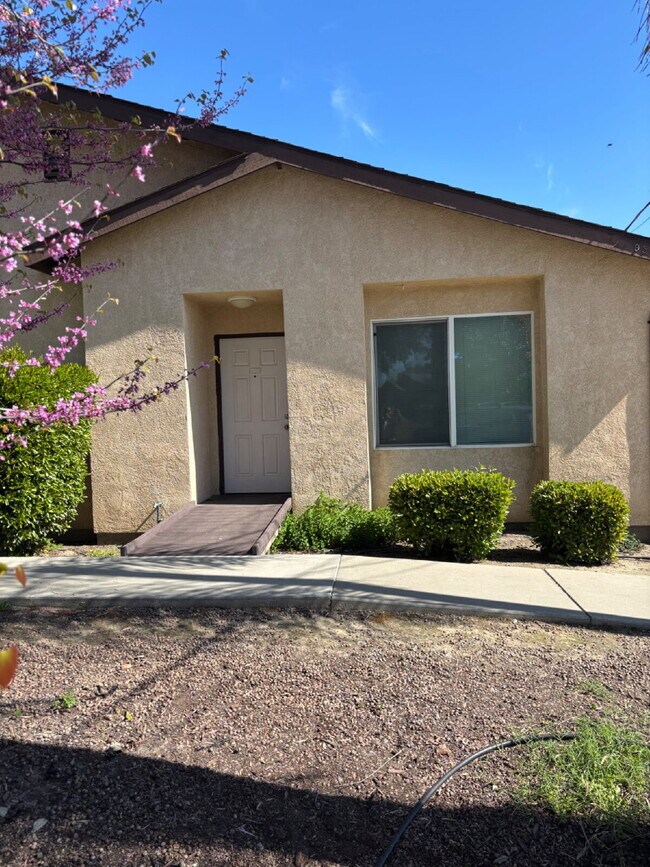 9514 Hinton Ave in Delhi, CA - Building Photo - Building Photo