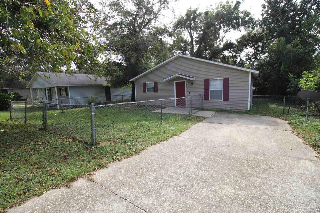 1911 W Gonzalez St in Pensacola, FL - Building Photo