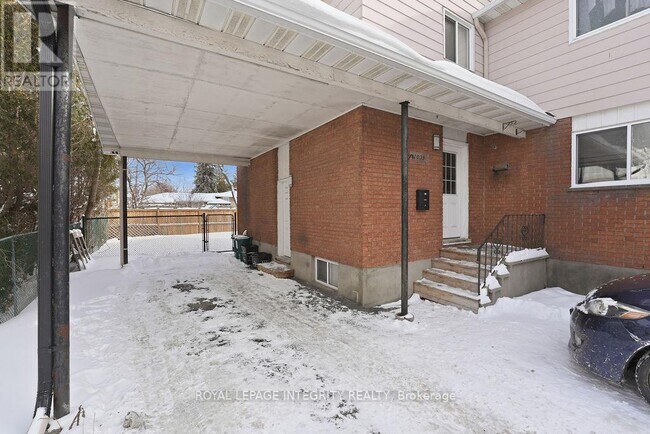 2039 St. Laurent Blvd in Ottawa, ON - Building Photo - Building Photo