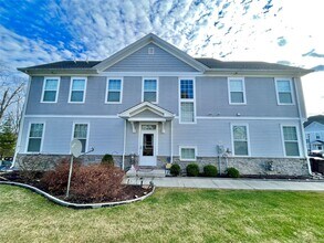 141 Meadow View Dr in Middletown, NY - Foto de edificio - Building Photo