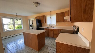 43 Walek Farms Rd in Manchester, CT - Building Photo - Building Photo