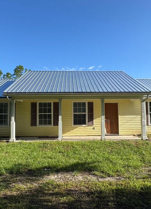 24899 Crawford Rd in Callahan, FL - Building Photo