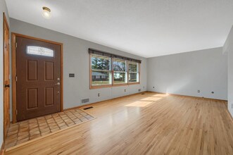524 Benz Rd in New Brighton, MN - Building Photo - Building Photo