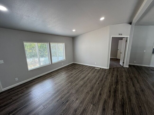 property at 865 Vista Ave SE