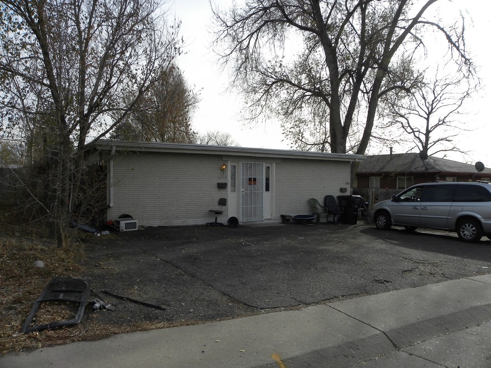 West Villa Park Annex in Denver, CO - Building Photo