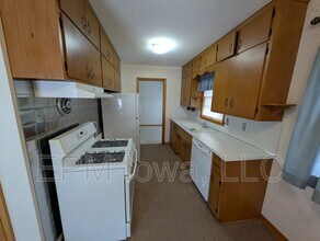 1217 Dorothy Dr in Waterloo, IA - Building Photo - Building Photo