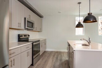 200 South St, Unit LARGE 2 BEDROOM W OFFICE in Philadelphia, PA - Building Photo - Building Photo