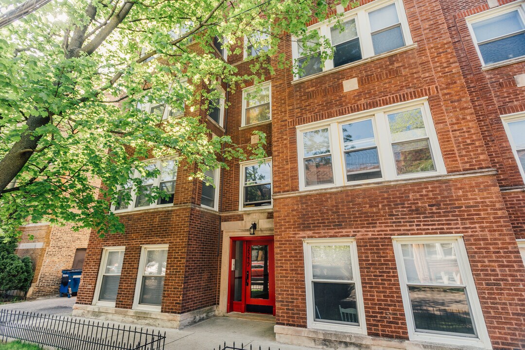 2549 W Sunnyside Ave in Chicago, IL - Building Photo