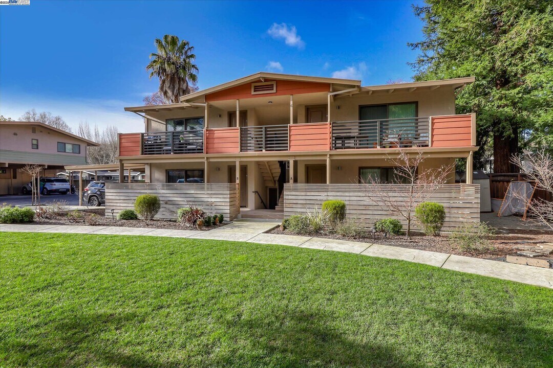 40 Casa Maria Ct in Alamo, CA - Building Photo