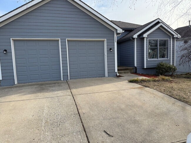 135 N Highland Dr in Raymore, MO - Building Photo - Building Photo