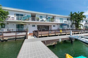 7930 Tatum Waterway Dr in Miami Beach, FL - Building Photo