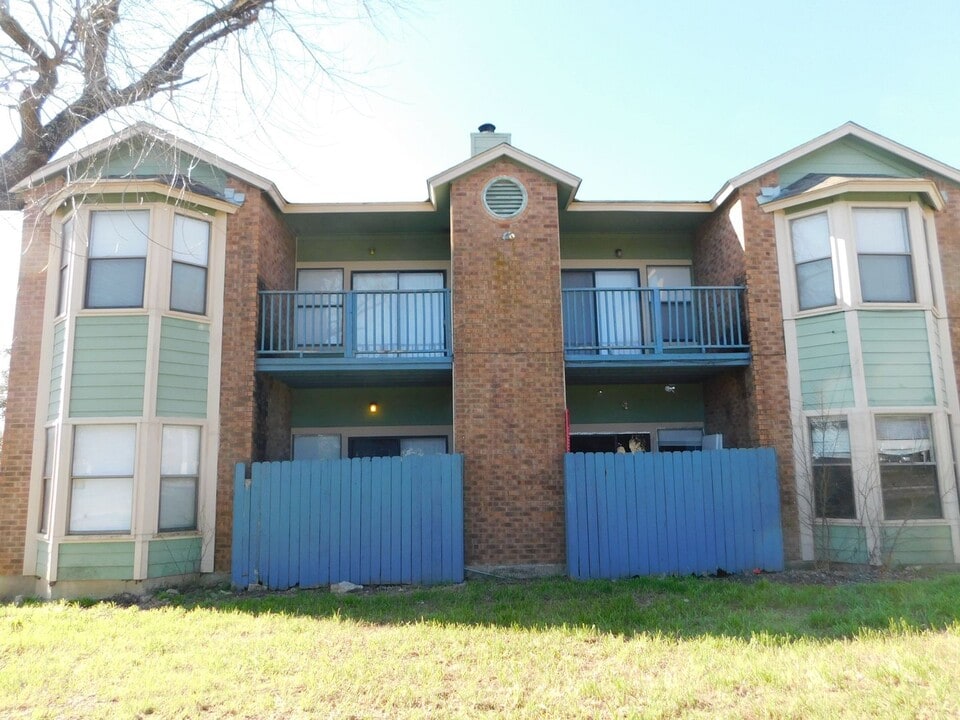 2407 W Slaughter Ln, Unit D in Austin, TX - Building Photo