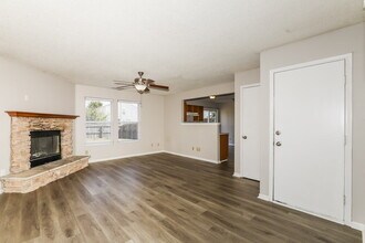 911 Bentgrass Dr in Greenwood, IN - Building Photo - Building Photo