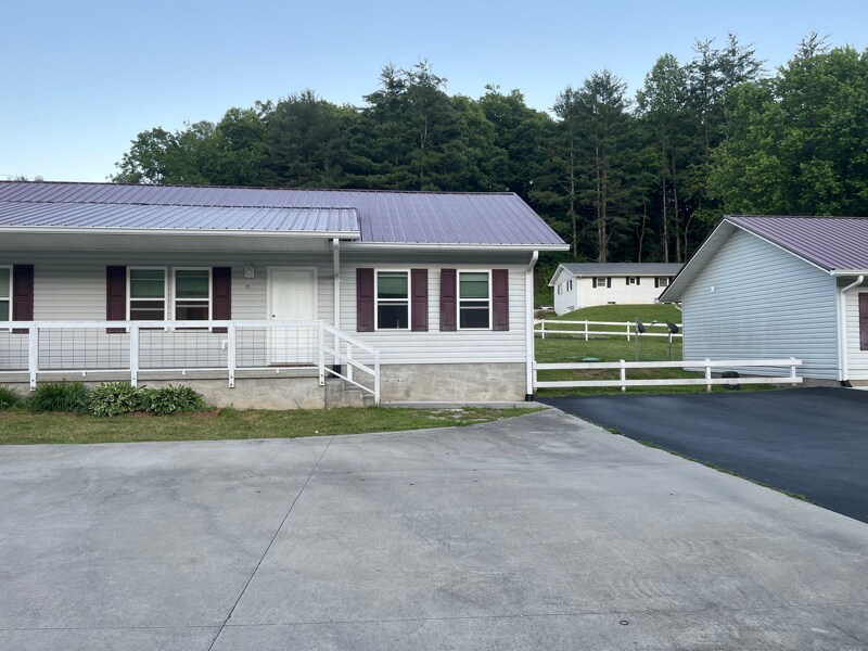1218 Hyatt Creek Rd in Bryson City, NC - Building Photo