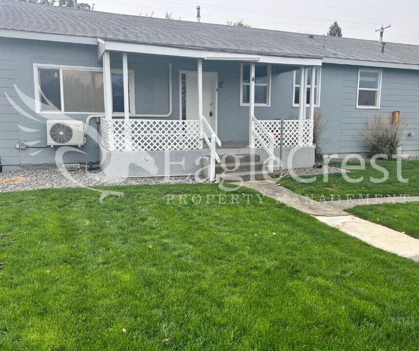 204 SE 12th St in College Place, WA - Building Photo