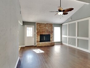 2142 Oak Shores Dr in Humble, TX - Foto de edificio - Building Photo