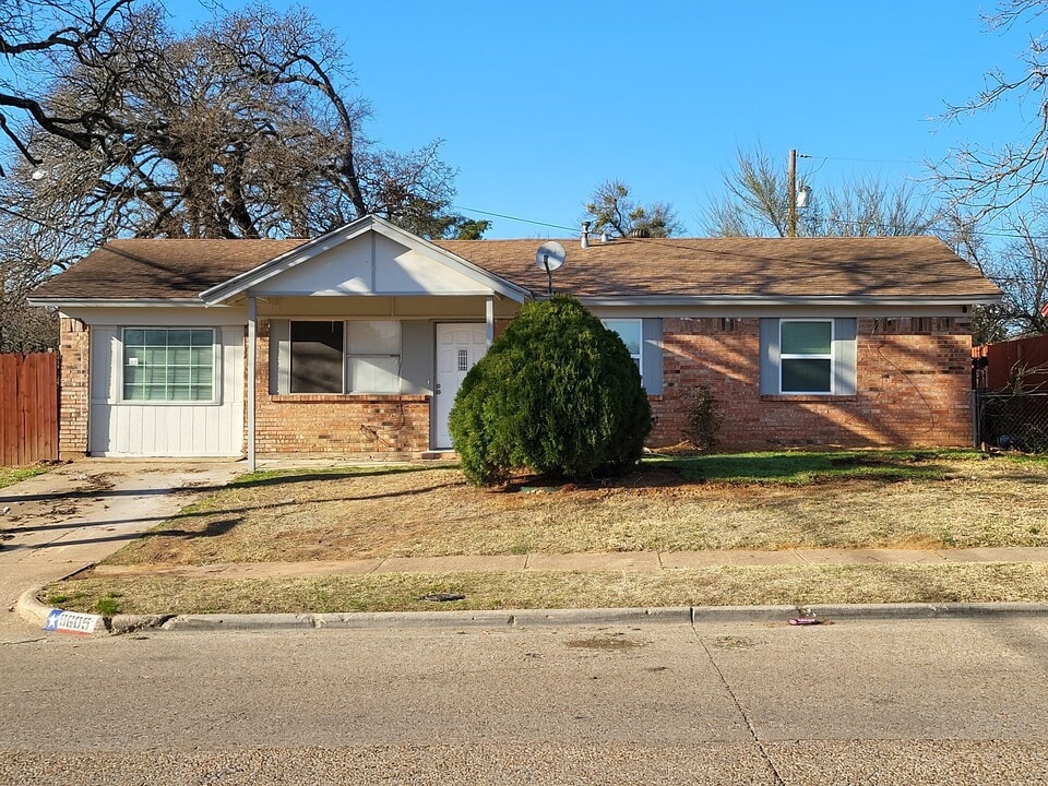 9605 Grady Ln in Dallas, TX - Building Photo