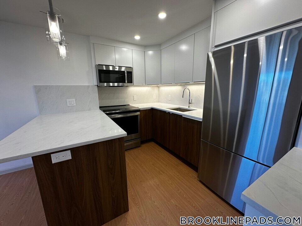 1243 Beacon St in Brookline, MA - Building Photo