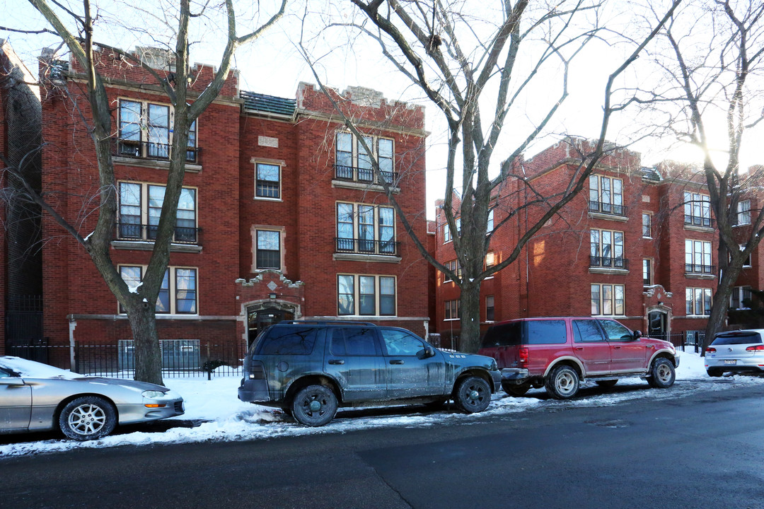 4027-4037 W School St in Chicago, IL - Building Photo