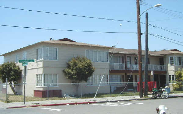 5835 Elizabeth St in Oakland, CA - Foto de edificio - Building Photo