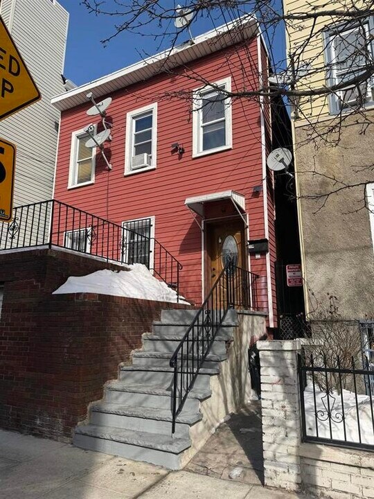 542 41st St in Union City, NJ - Building Photo