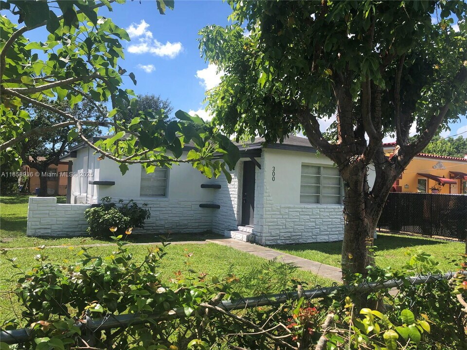 300 NW 97th St in Miami, FL - Foto de edificio