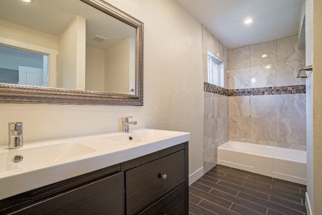 10490 W Dakota Ave in Lakewood, CO - Foto de edificio - Building Photo