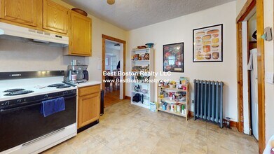 47 Greenleaf Ave, Unit 2 in Medford, MA - Building Photo - Building Photo