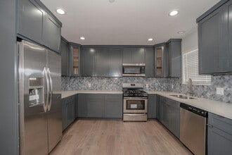 7199 S La Cienega Blvd in Los Angeles, CA - Building Photo - Building Photo