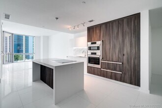 851 NE 1st Ave in Miami, FL - Building Photo - Building Photo