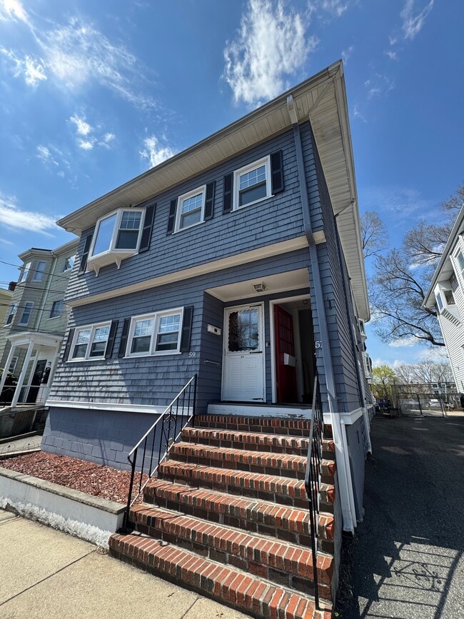 57 Clarendon Ave, Unit 2 in Somerville, MA - Foto de edificio - Building Photo