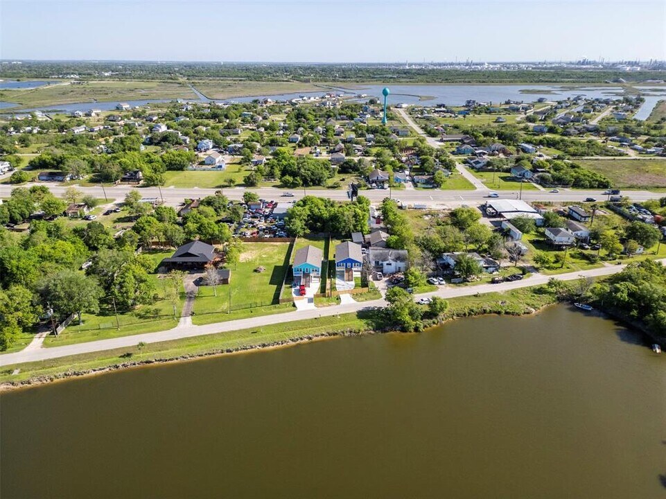 4620 N Railroad Ave in Hitchcock, TX - Building Photo