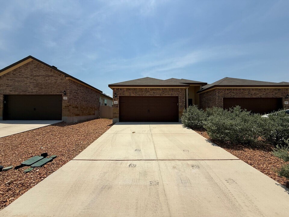 444 Emma Dr in New Braunfels, TX - Building Photo