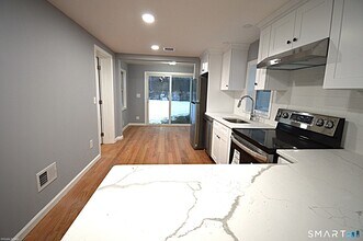 17 Railroad Ave in Farmington, CT - Building Photo - Building Photo