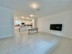 4654 NW 83rd Pkwy in Doral, FL - Building Photo - Building Photo