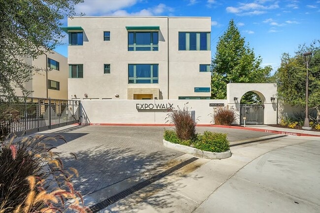 2927 Exposition Pl in Los Angeles, CA - Building Photo - Building Photo