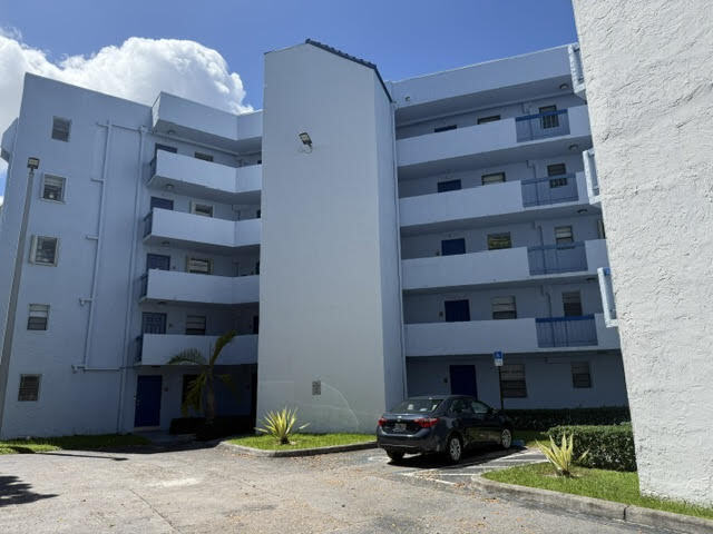 9440 Fontainebleau Blvd, Unit BleauGrotto in Miami, FL - Building Photo