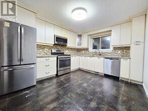 47 Earlsdale Crescent in Brampton, ON - Building Photo - Building Photo