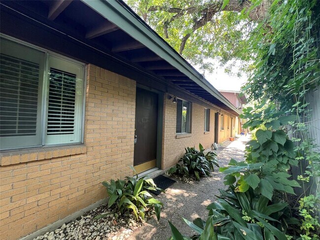 property at 913 W Lynn St